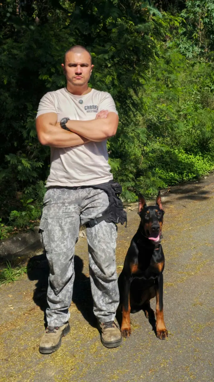 Gabriel, adestrador, treinando um cão com reforço positivo em um parque